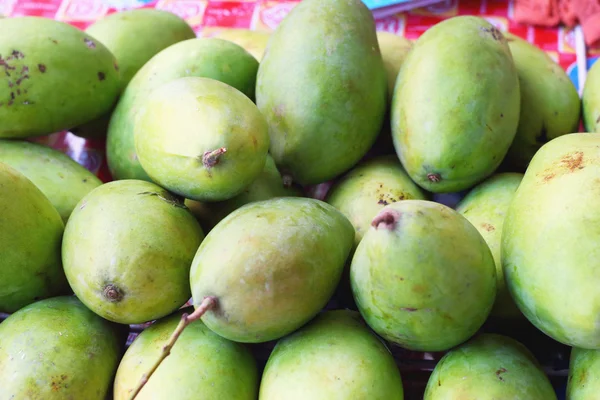 Färsk mango frukt på marknaden — Stockfoto