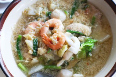 Deniz ürünleri erişte çorbası - Sukiyaki