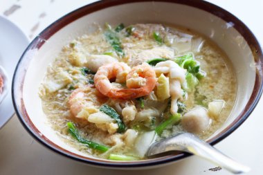 Deniz ürünleri erişte çorbası - Sukiyaki