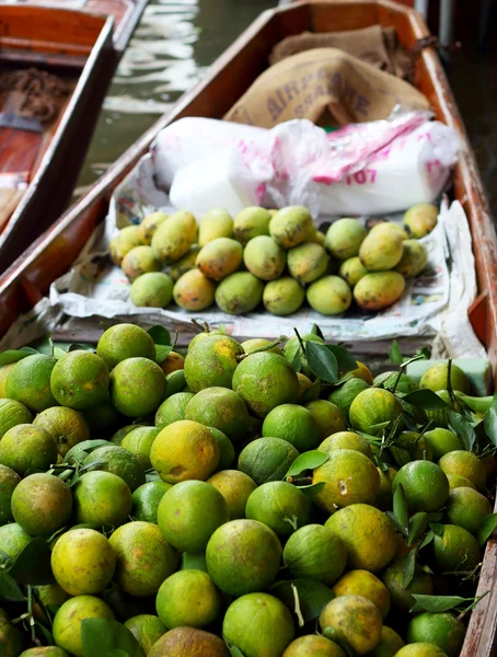 Citroen vruchten in de drijvende markt — Stockfoto