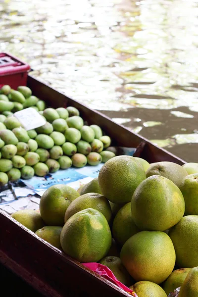 Pomelo en el mercado flotante — Foto de Stock