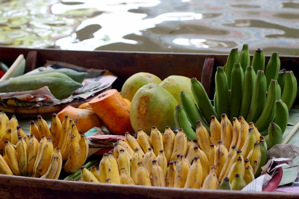 Frutta mercati galleggianti barca — Foto Stock