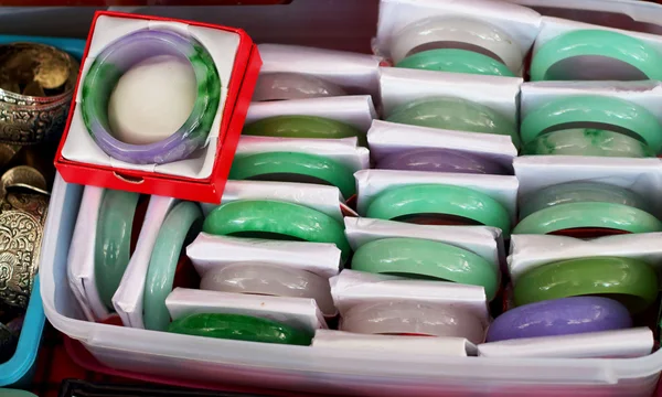 Pulseras de jade en el mercado — Foto de Stock