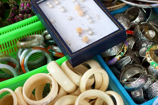 Jade bracelets at market — Stock Photo, Image