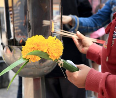 tütsü çubukları yanan ve bir sunak Tapınağı'nda