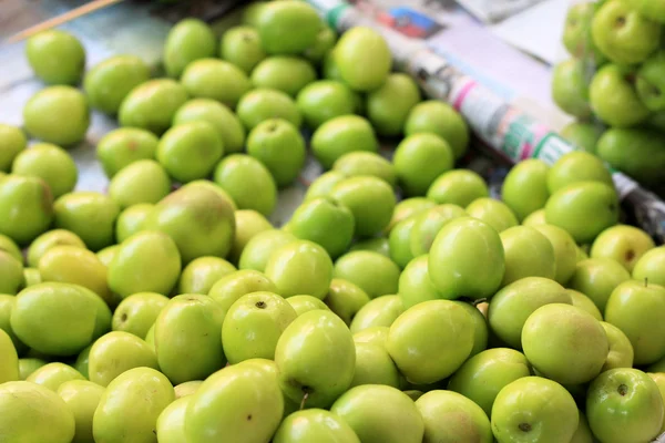 Green apples in the market — Stock Photo, Image