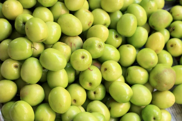 Gröna äpplen på marknaden — Stockfoto