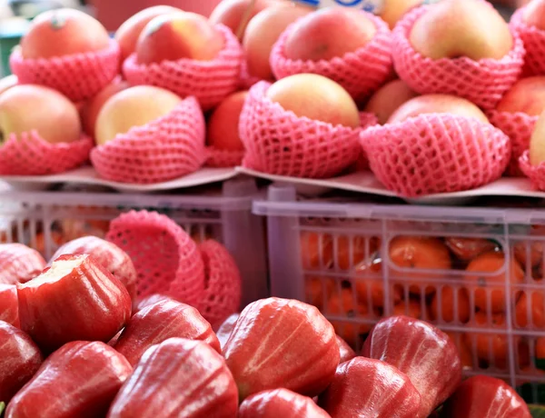 Maçã vermelha fresca no mercado — Fotografia de Stock