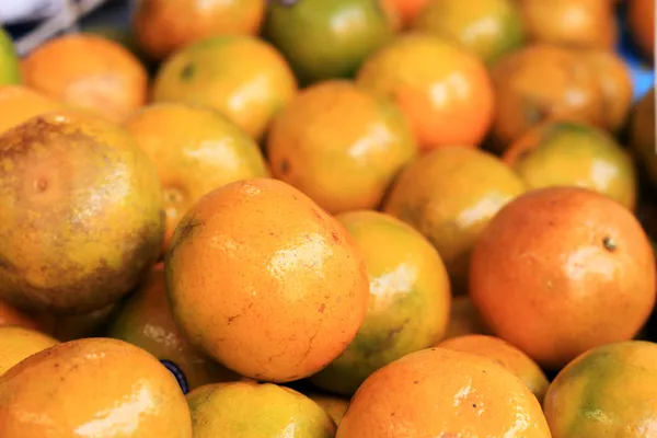 Orange fruits in the market — Stock Photo, Image