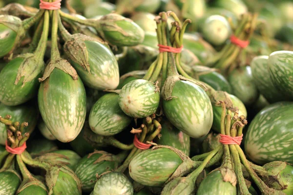 Gröna aubergine i marknaden — Stockfoto