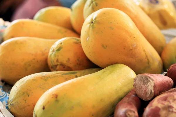 Papaya fruit op de markt — Stockfoto