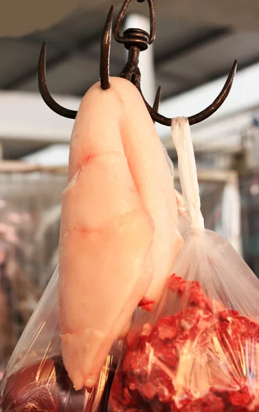 Полосатая свинина на рынке — стоковое фото