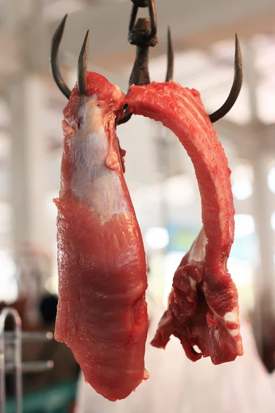 Costillas de cerdo crudas en el mercado — Foto de Stock