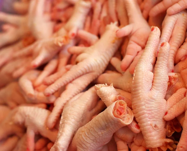 Mercado de patas de pollo fresco — Foto de Stock