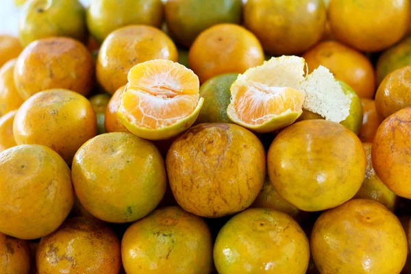 Oranje vruchten op de markt — Stockfoto