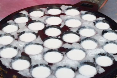 Hindistan cevizi sütü karıştırın şeker ve un. -nazik bir Tay sweetmeat