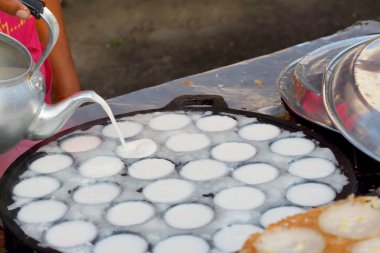 Hindistan cevizi sütü karıştırın şeker ve un. -nazik bir Tay sweetmeat