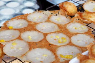 Hindistan cevizi sütü karıştırın şeker ve un. -nazik bir Tay sweetmeat