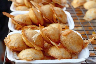 Hindistan cevizi sütü karıştırın şeker ve un. -nazik bir Tay sweetmeat