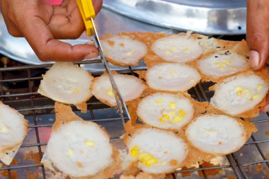 Hindistan cevizi sütü karıştırın şeker ve un. -nazik bir Tay sweetmeat