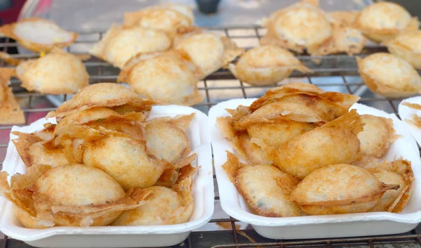 La leche de coco mezcla azúcar y harina. - Tipo de carne dulce tailandesa —  Fotos de Stock