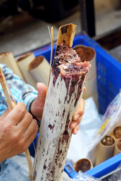 Arroz glutinoso torrado em bambu — Fotografia de Stock