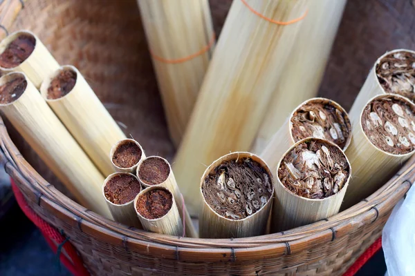 Arroz glutinoso torrado em bambu — Fotografia de Stock