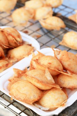 Hindistan cevizi sütü karıştırın şeker ve un. -nazik bir Tay sweetmeat