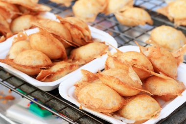 Hindistan cevizi sütü karıştırın şeker ve un. -nazik bir Tay sweetmeat