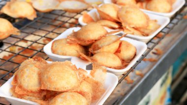 Hindistan cevizi sütü karıştırın şeker ve un. -nazik bir Tay sweetmeat