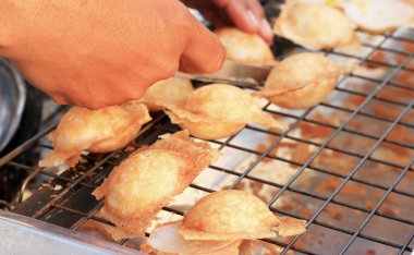 Hindistan cevizi sütü karıştırın şeker ve un. -nazik bir Tay sweetmeat