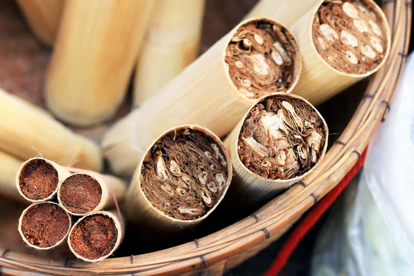 Arroz glutinoso torrado em bambu — Fotografia de Stock