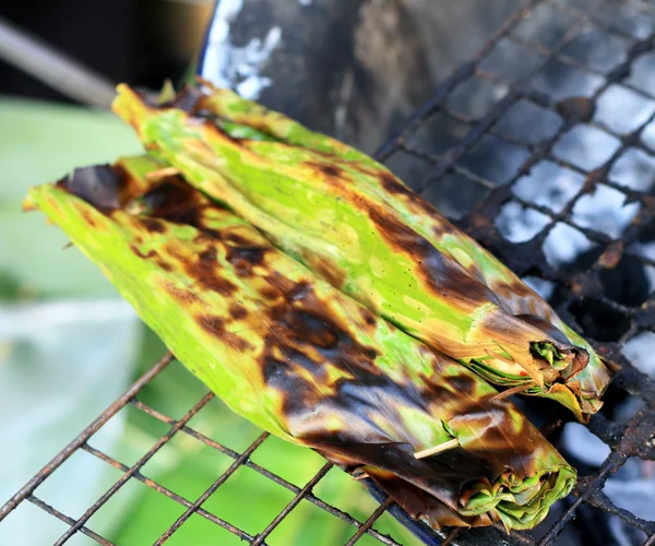Riso appiccicoso avvolto nella griglia delle foglie di banana — Foto Stock