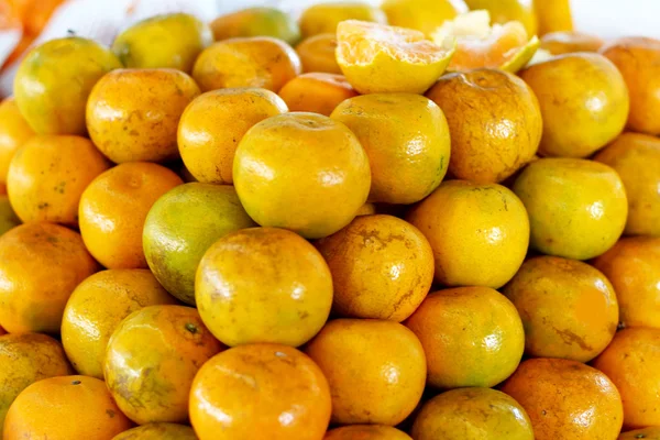 Oranje vruchten op de markt — Stockfoto