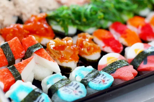 Sushi de salmón en el mercado — Foto de Stock