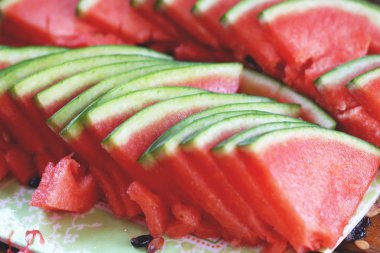 adet ahşap yerde dilimli karpuz meyve.