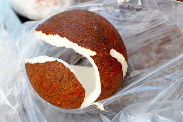 Venda de coco ralado no mercado — Fotografia de Stock