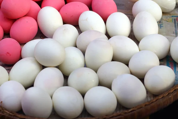 Gezouten eend eieren op de markt — Stockfoto