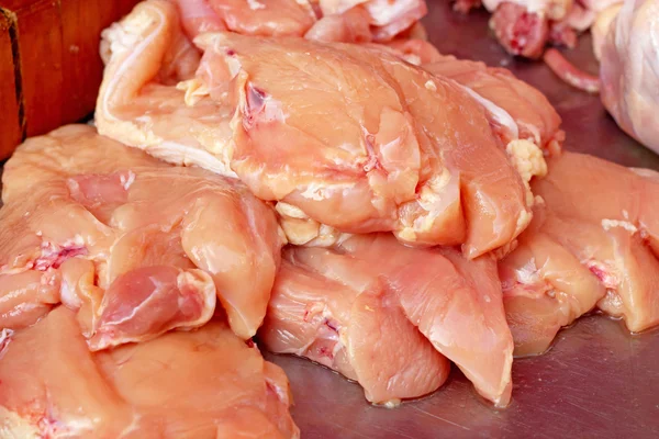 Viande de poulet fraîche sur les marchés — Photo