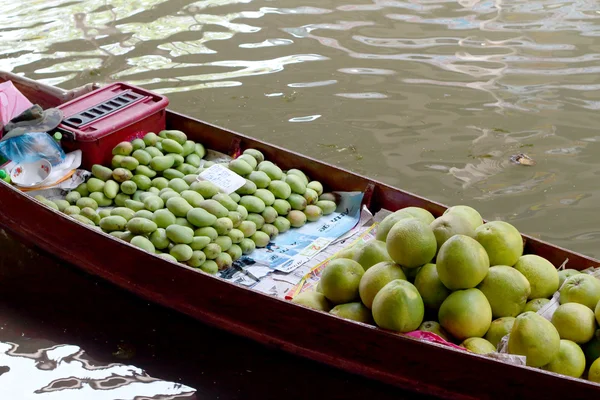 Грейпфрут на плавающем рынке — стоковое фото