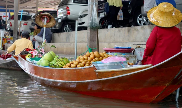 Mercados flutuantes de fruta barco — Fotografia de Stock