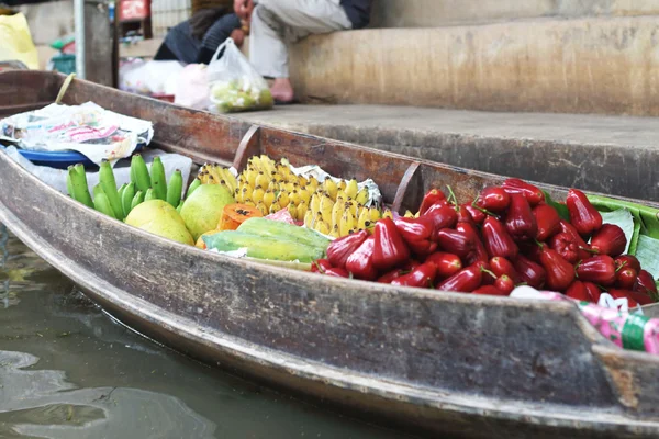 Frutta mercati galleggianti barca — Foto Stock