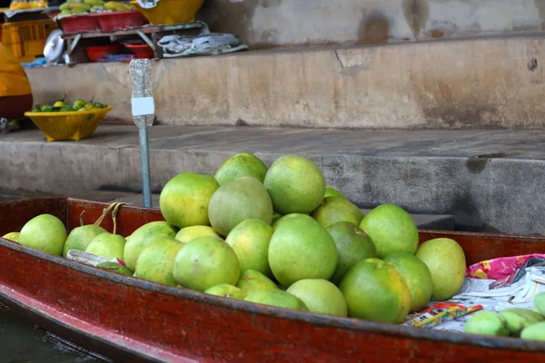 Grapefruit in the floating market — Stock Photo, Image