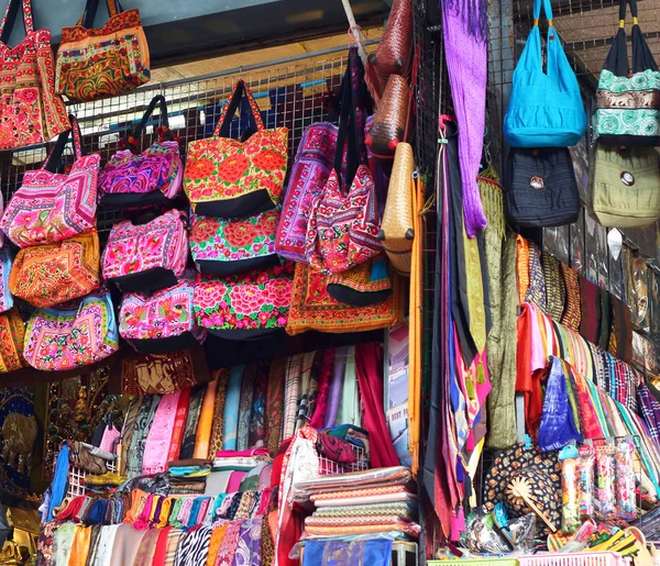 Вышивка сумок ручной работы в Таиланде — стоковое фото