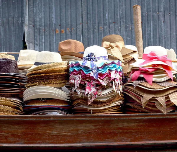 Čepice pro prodej v damnoen saduak plovoucí trh - Thajsko. — Stock fotografie