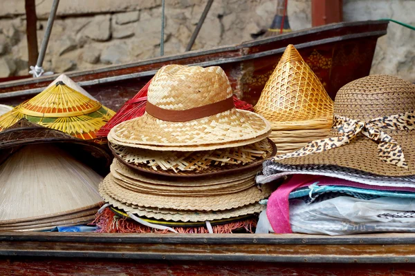 Chapéus à venda em Damnoen Saduak Floating Market - Tailândia . — Fotografia de Stock