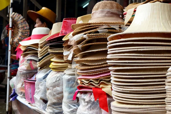 Chapéus à venda em Damnoen Saduak Floating Market - Tailândia . — Fotografia de Stock