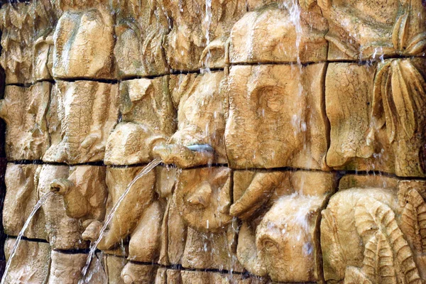 Fuente decorativa en el jardín — Foto de Stock