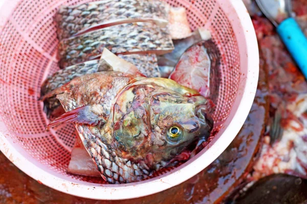 市場で獲れた新鮮な魚は. — ストック写真