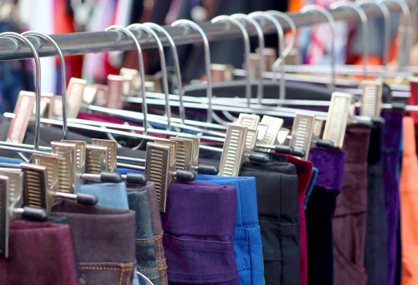 Hosen hängen auf einem Regalmarkt. — Stockfoto